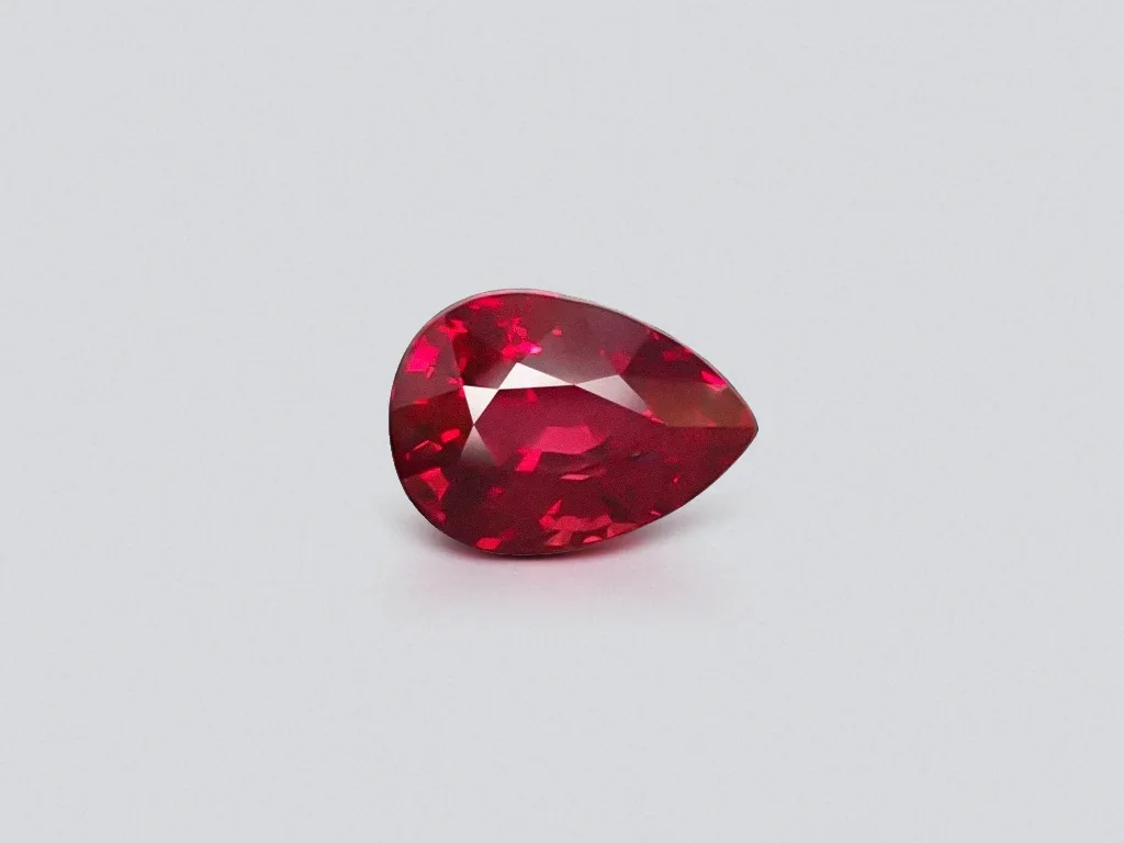 Anlage ungeheizter Rubin 7,04 Karat Vibrant Red – Taubenblut, Mosambik, GRS-Platin Image №1