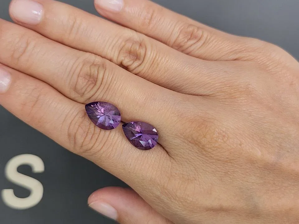 Paar Amethyste im Tropfenschliff, 6,52 Karat, Brasilien Image №2