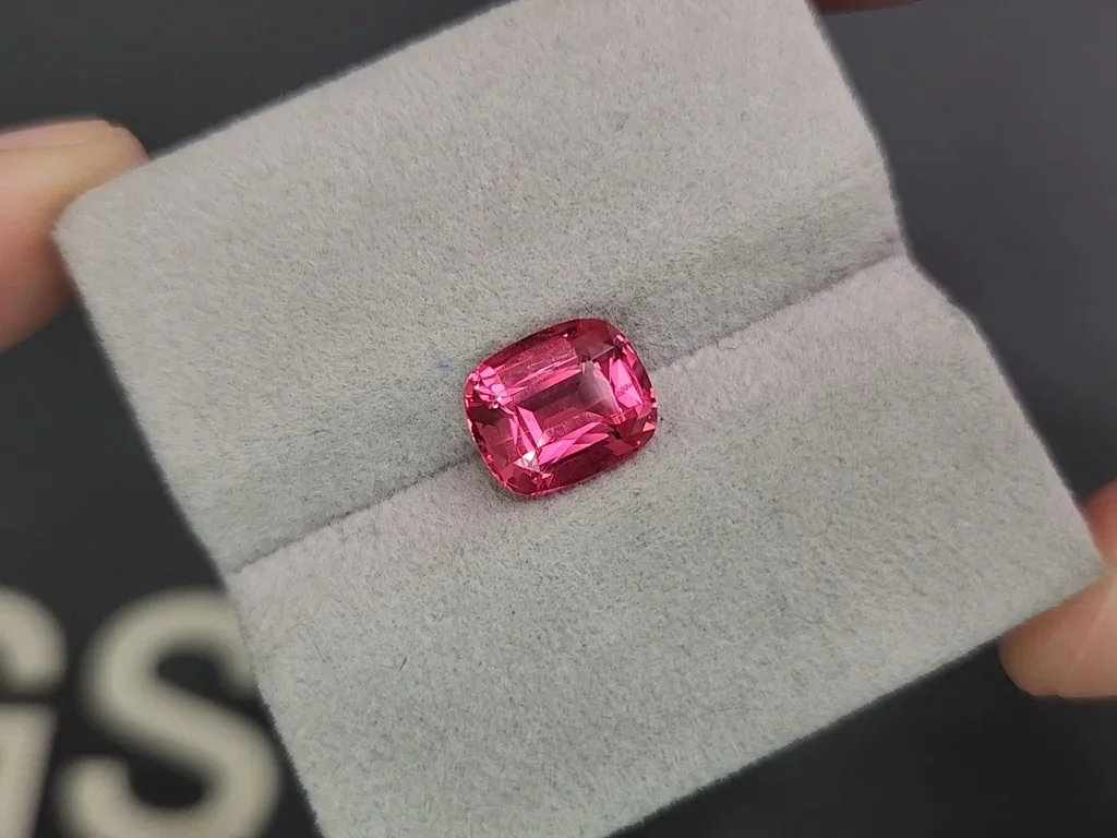 Spinel Mahenge Vibrant pink red cushion cut 3.21 carats, Tanzania   Image №4