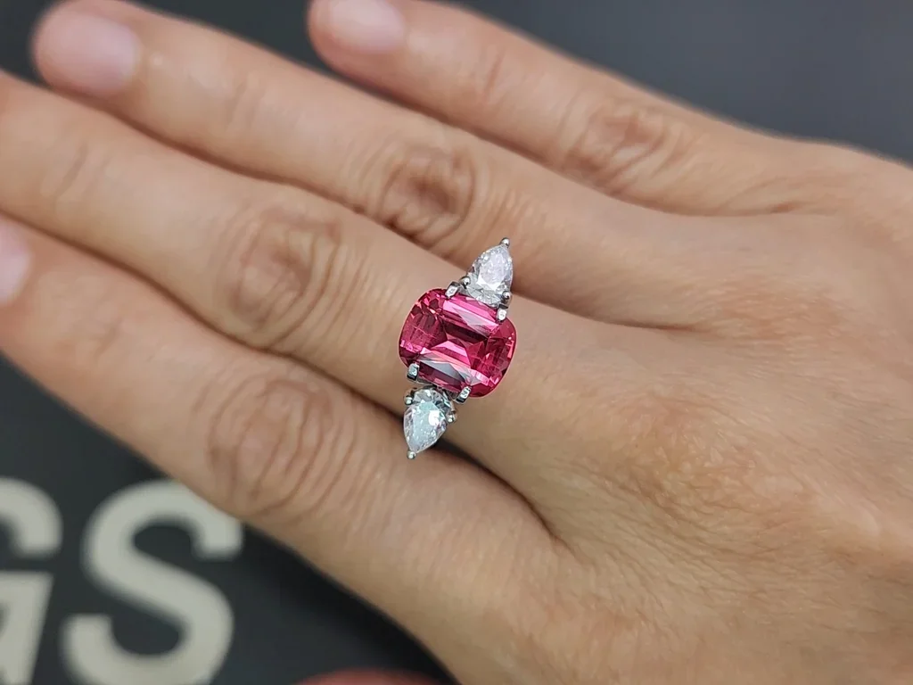 Spinel Mahenge Vibrant pink red cushion cut 3.21 carats, Tanzania   Image №5