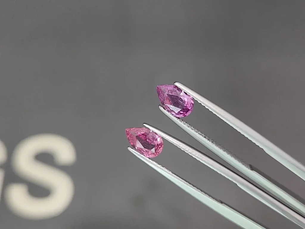 Par contrastante de zafiros rosas y morados de talla pera sin calentar de 1,87 ct, Madagascar Image №3