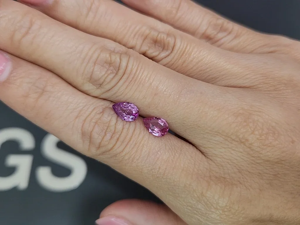 Par contrastante de zafiros rosas y morados de talla pera sin calentar de 1,87 ct, Madagascar Image №2