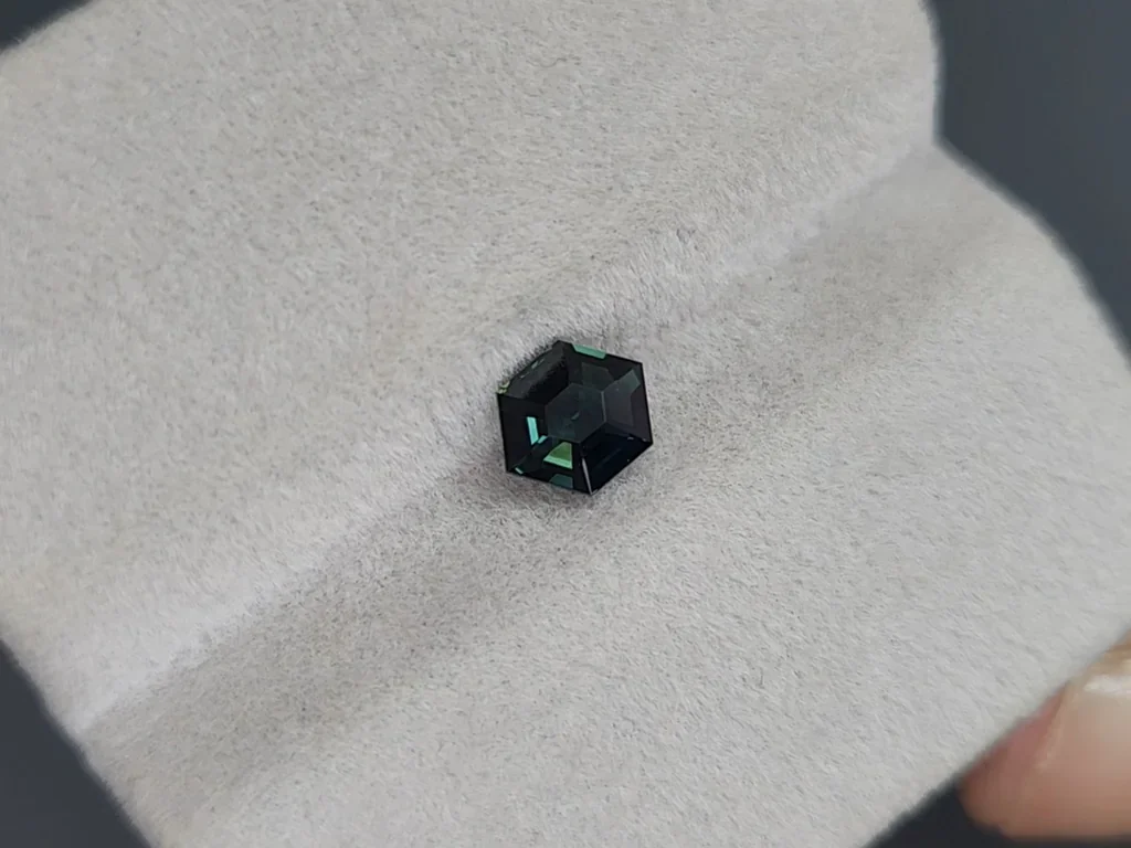 Sapphire Teal hexagon cut 1.02 carats, Madagascar Image №4