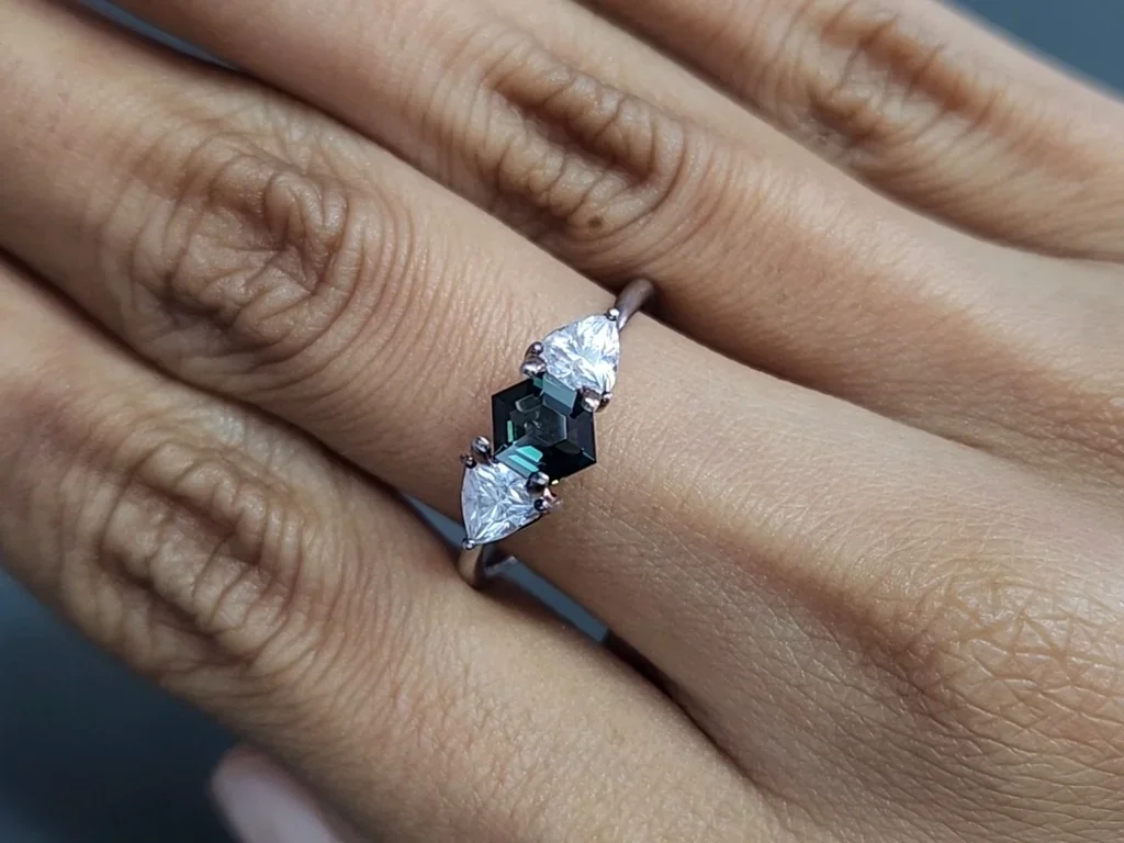 Sapphire Teal hexagon cut 1.02 carats, Madagascar Image №5