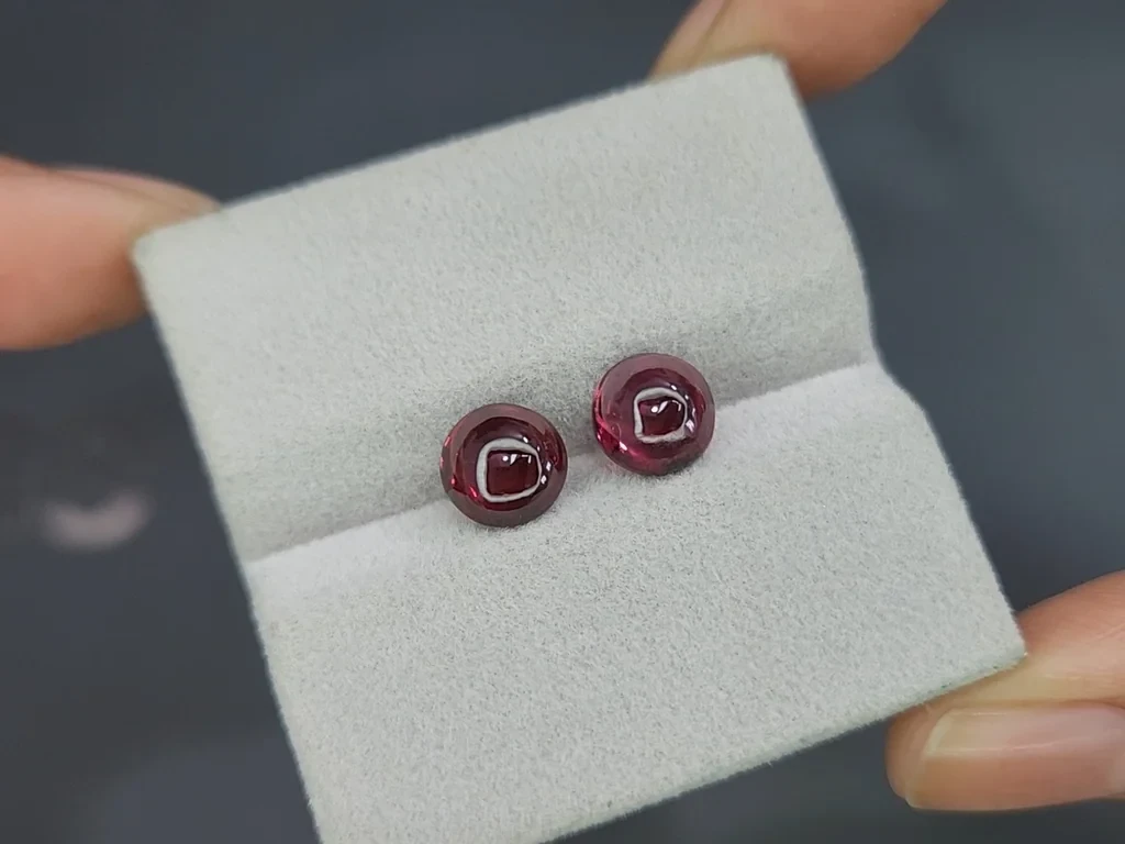 Pair of rhodolite garnets cabochon cut 4.34 carats, Madagascar Image №4