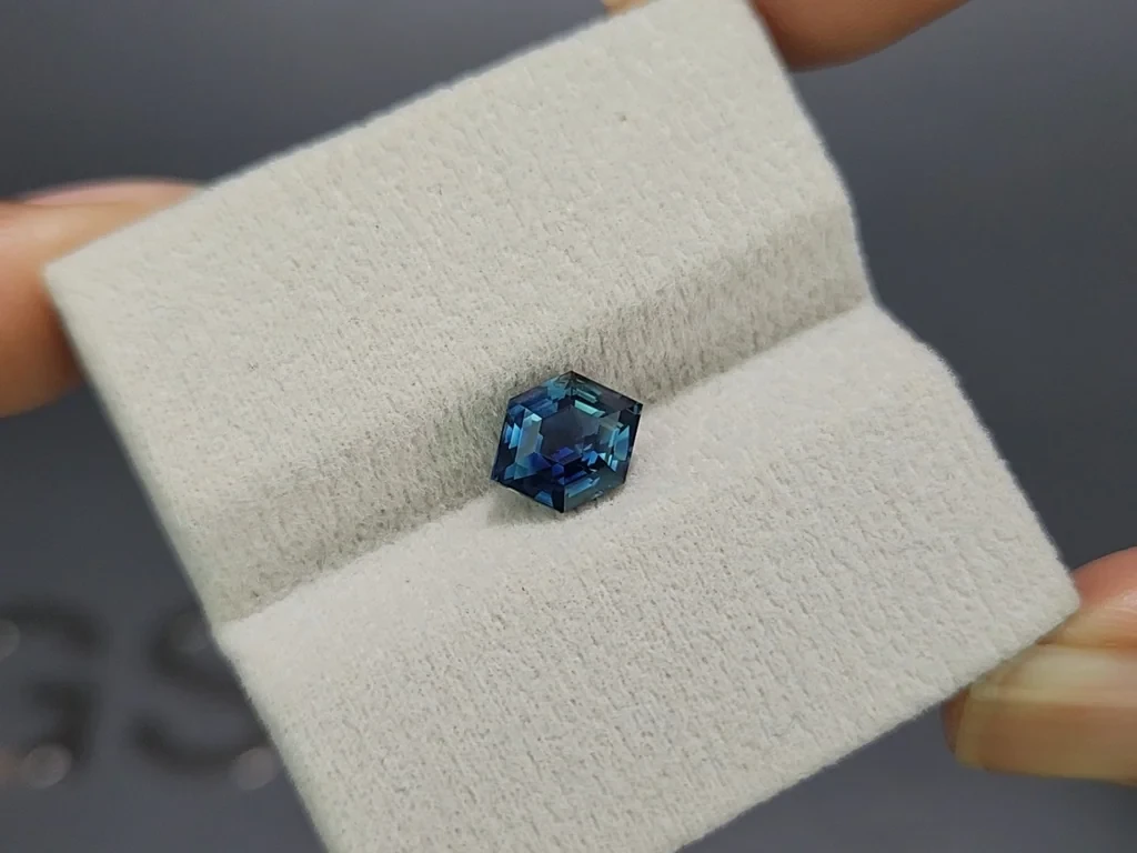 Unbehandelter saphir in Teal-farbe hexagon-schliff, 2,07 karat, Madagaskar Image №4