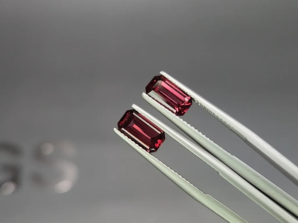 Ensemble de grenats rhodolites taillés en octogone 3,74 carats, Madagascar Image №4