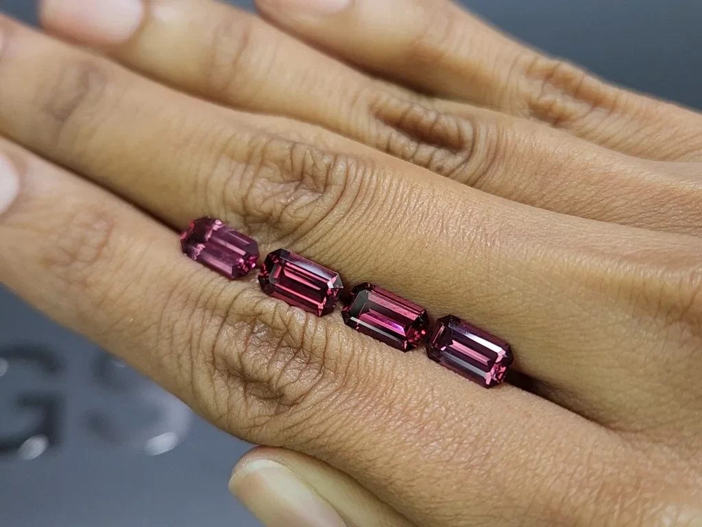 Ensemble de grenats rhodolites taillés en octogone 3,74 carats, Madagascar Image №2