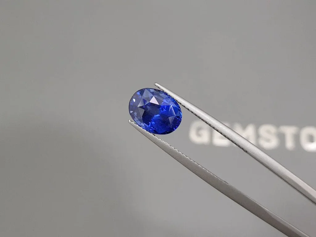 Royal Blue sapphire in oval cut 3.81 carats, Sri Lanka Image №3