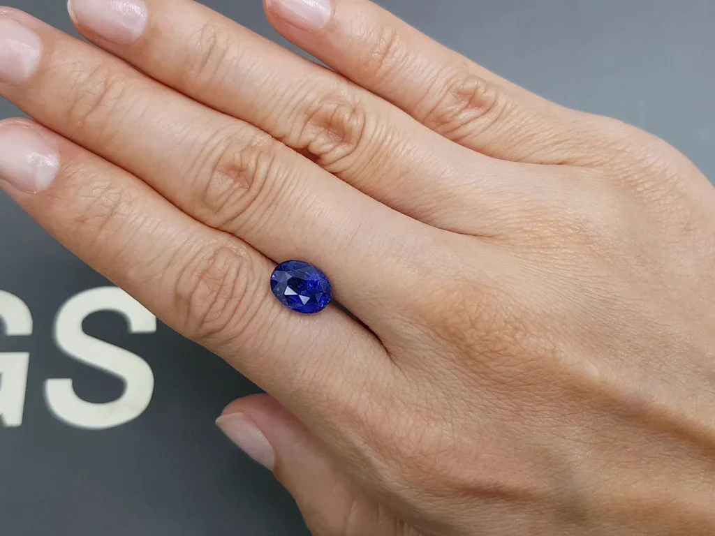 Royal Blue sapphire in oval cut 3.81 carats, Sri Lanka Image №2