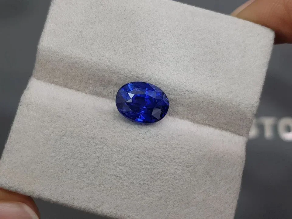 Royal Blue sapphire in oval cut 3.81 carats, Sri Lanka Image №4
