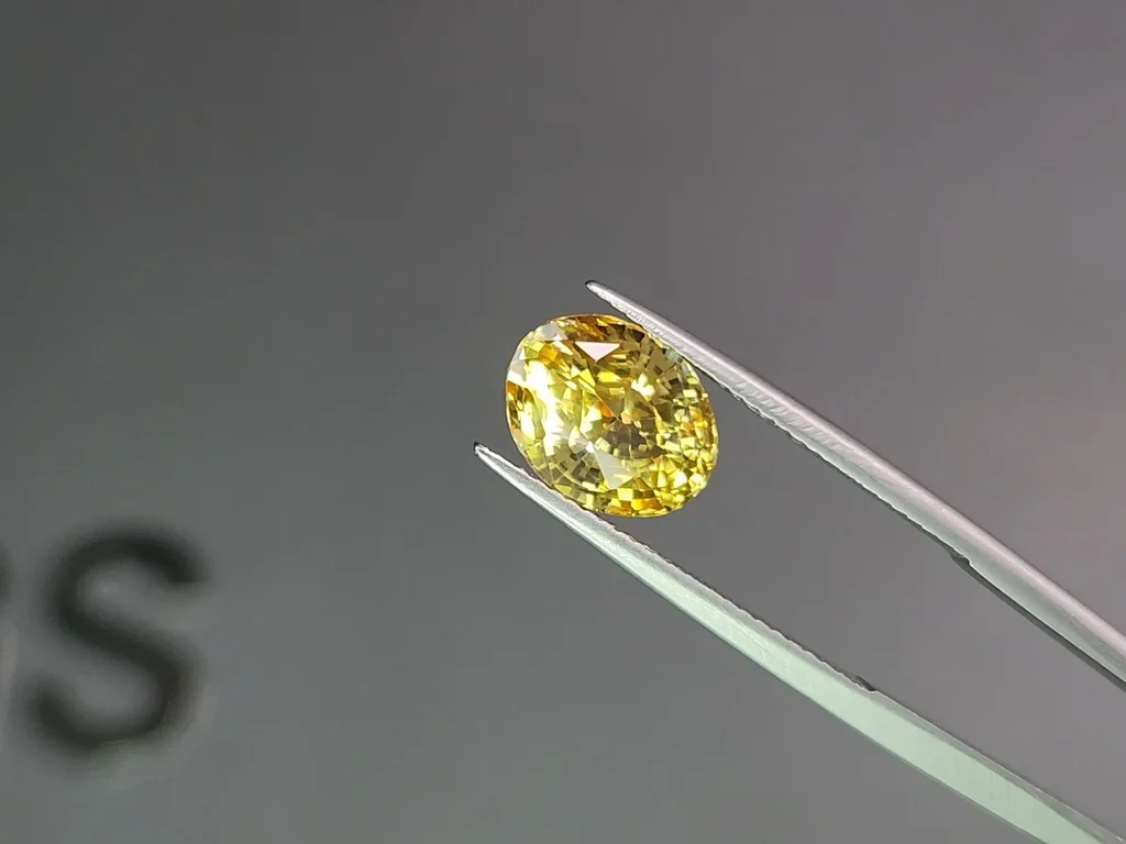 Saphir jaune taille ovale non traité 4,52 carats, Sri Lanka Image №3