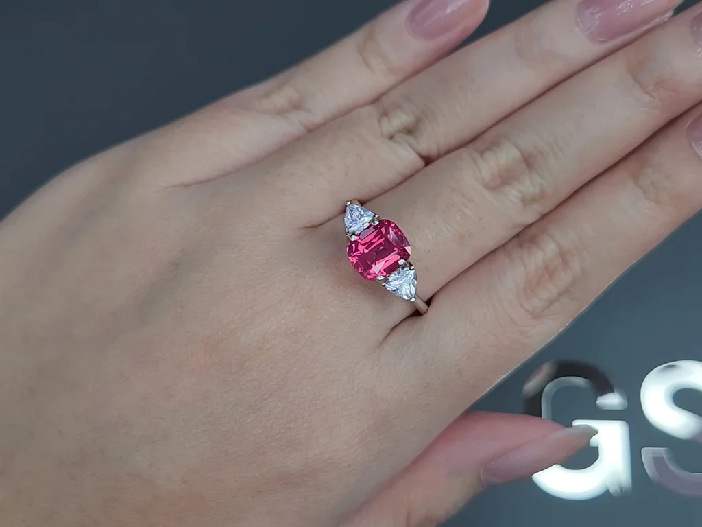 Pinkfarbener Mahenge spinell im kissenschliff 2,64 karat, Tansania Image №5