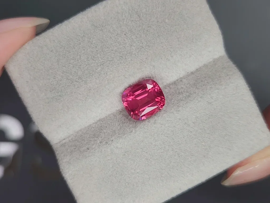Pinkfarbener Mahenge spinell im kissenschliff 2,64 karat, Tansania Image №4