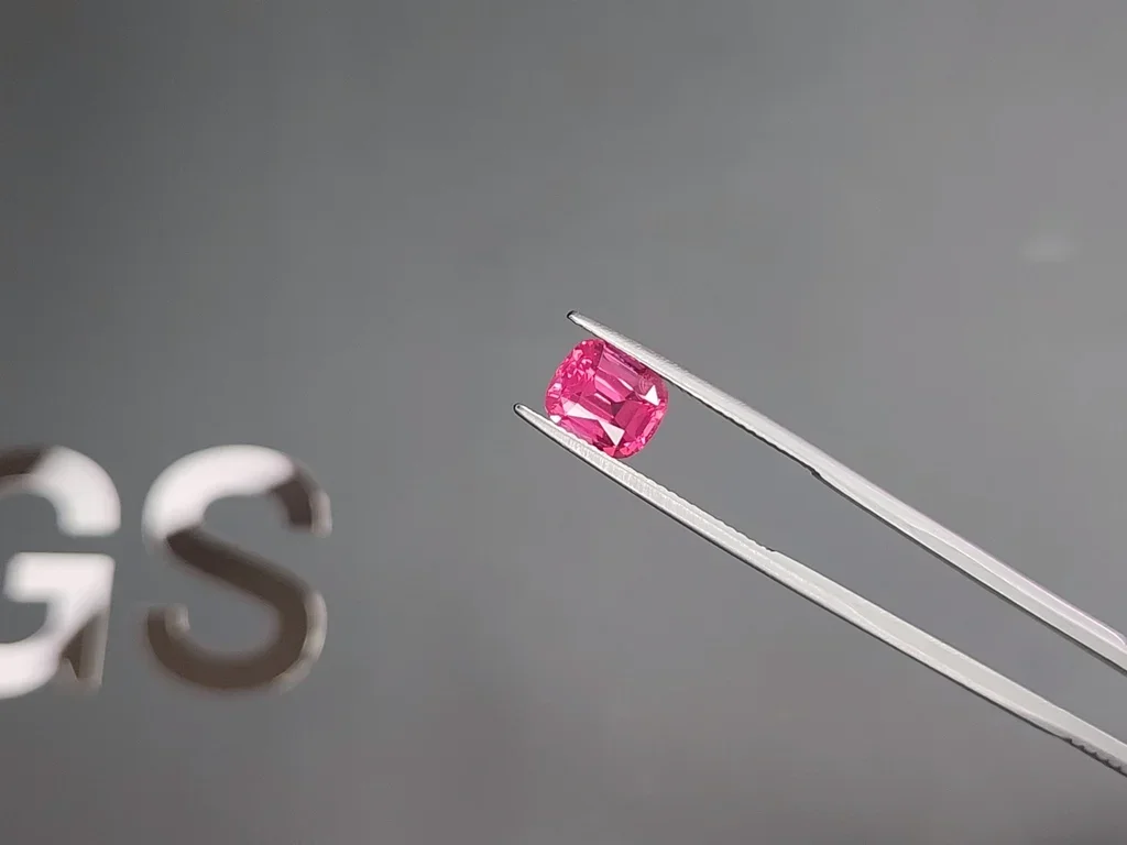 Pinkfarbener Mahenge spinell im kissenschliff 2,64 karat, Tansania Image №3