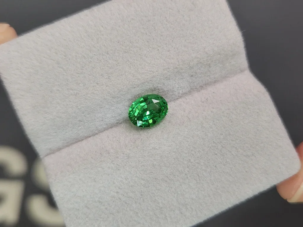 Granate tsavorita de talla ovalada verde intenso de 1,50 quilates, Tanzania  Image №4