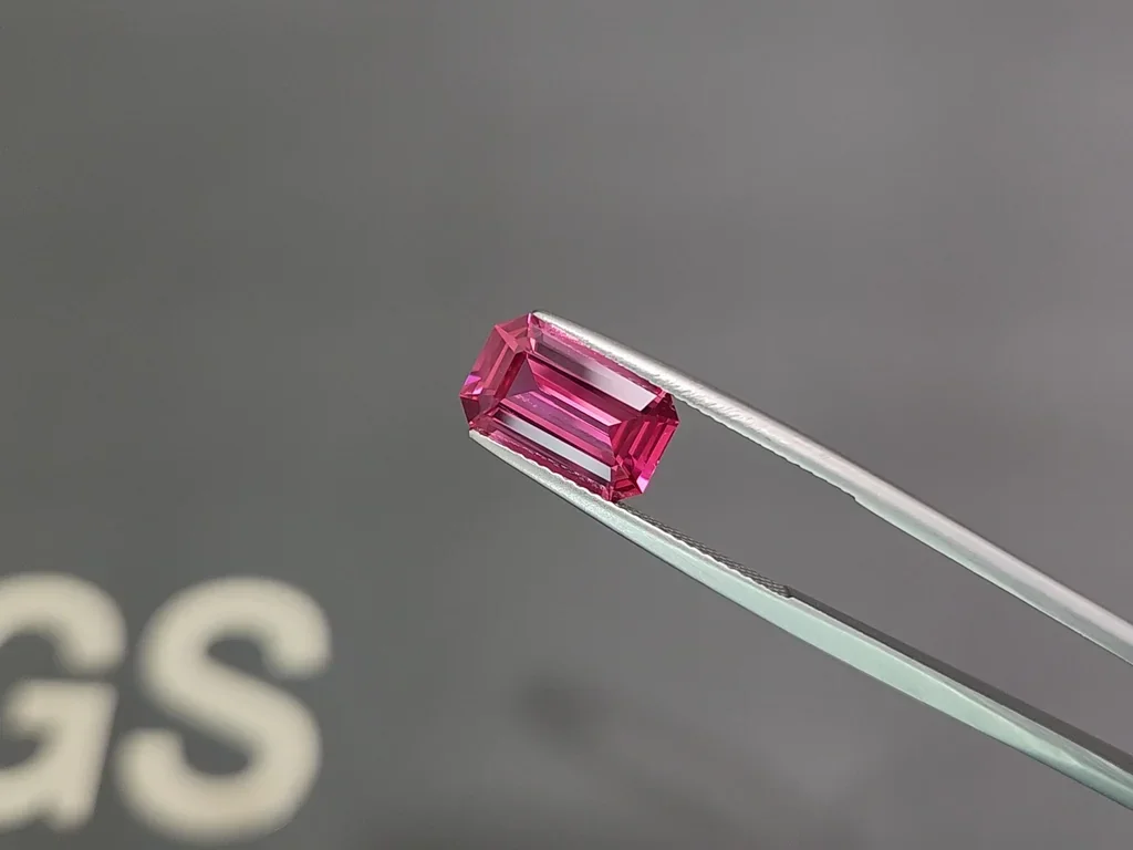 Leuchtend rosaroter Mahenge-spinell im achteckschliff 3,61 carats, Tansania Image №3