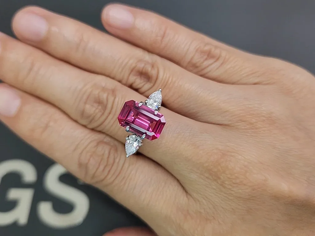 Leuchtend rosaroter Mahenge-spinell im achteckschliff 3,61 carats, Tansania Image №5