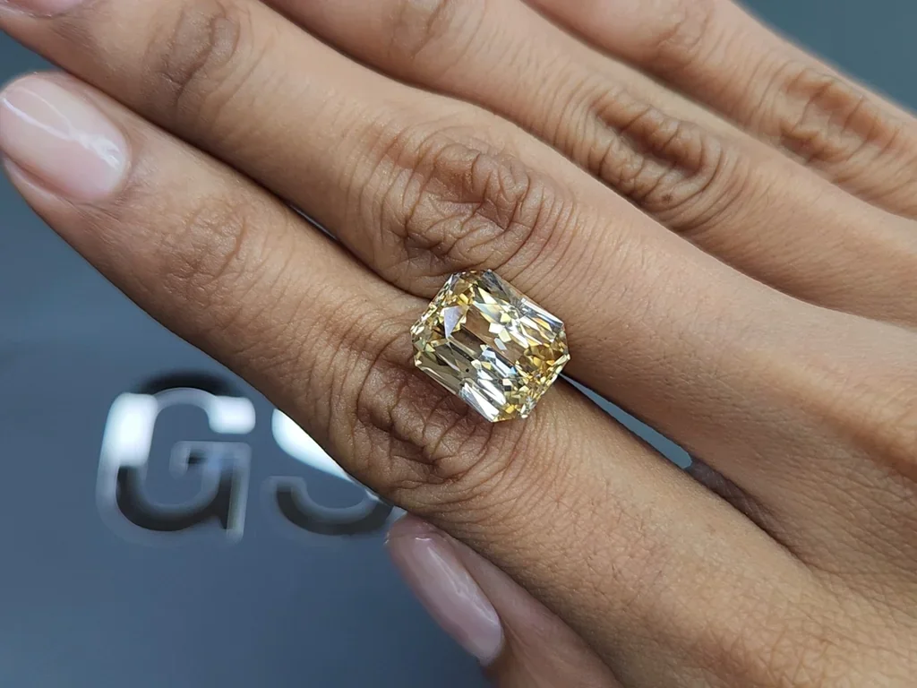 Saphir jaune pastel taille radiant non chauffé, 10,25 carats, Sri Lanka Image №2