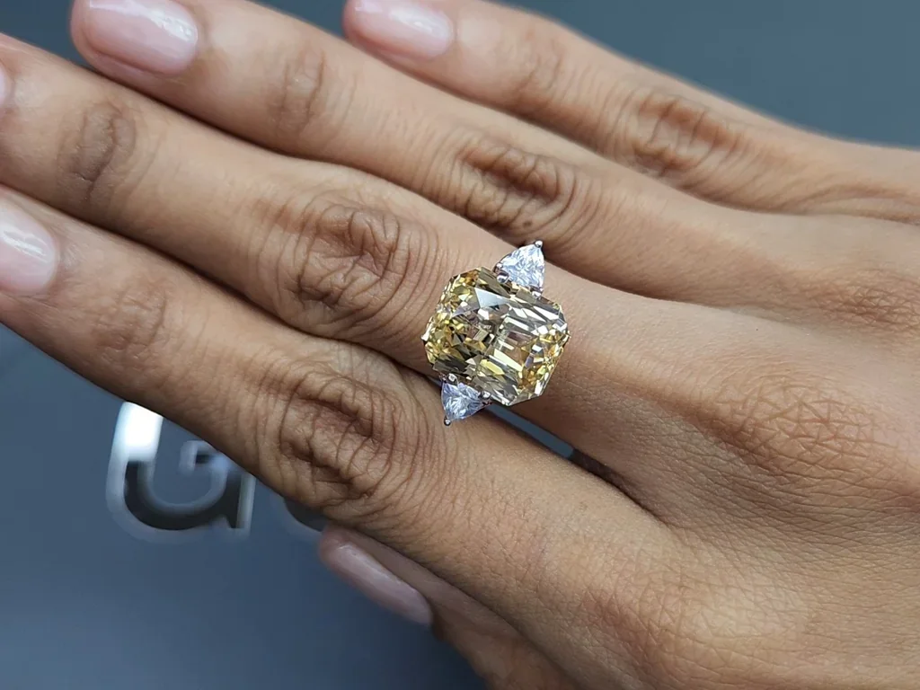 Saphir jaune pastel taille radiant non chauffé, 10,25 carats, Sri Lanka Image №5