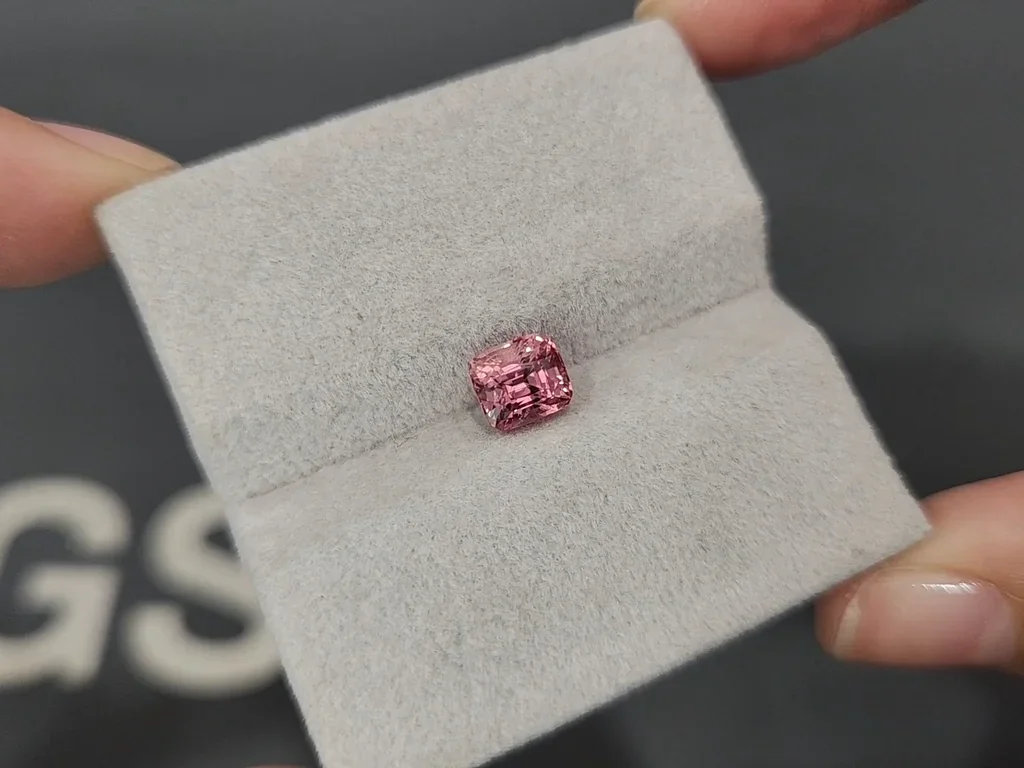 Saphir Padparadscha taille coussin 1,51 carats, Sri Lanka Image №4