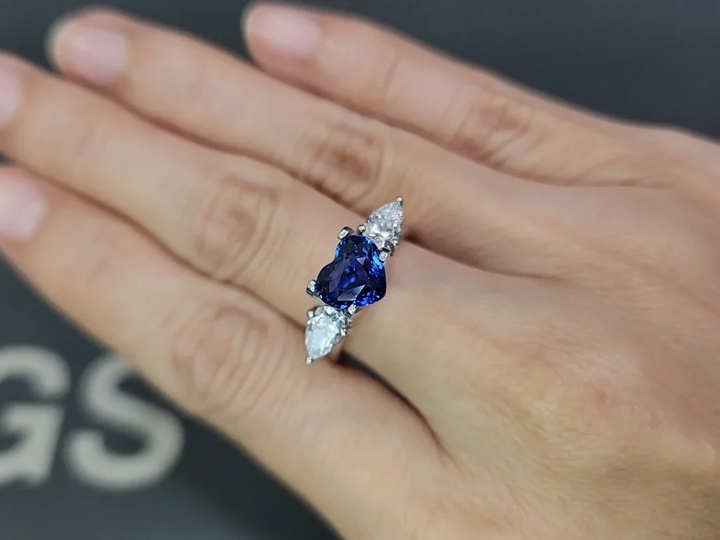Saphir bleu non chauffé taille cœur 2,02 carats, Sri Lanka Image №5