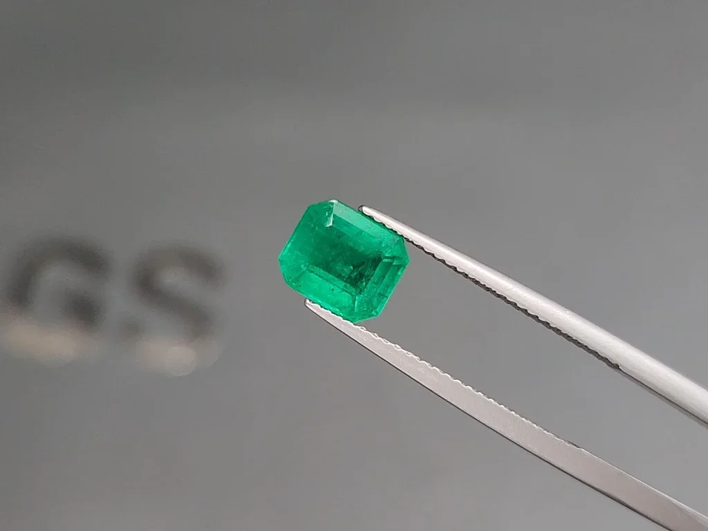 Emerald Intense Green octagon cut 2.29 carats, Colombia Image №3