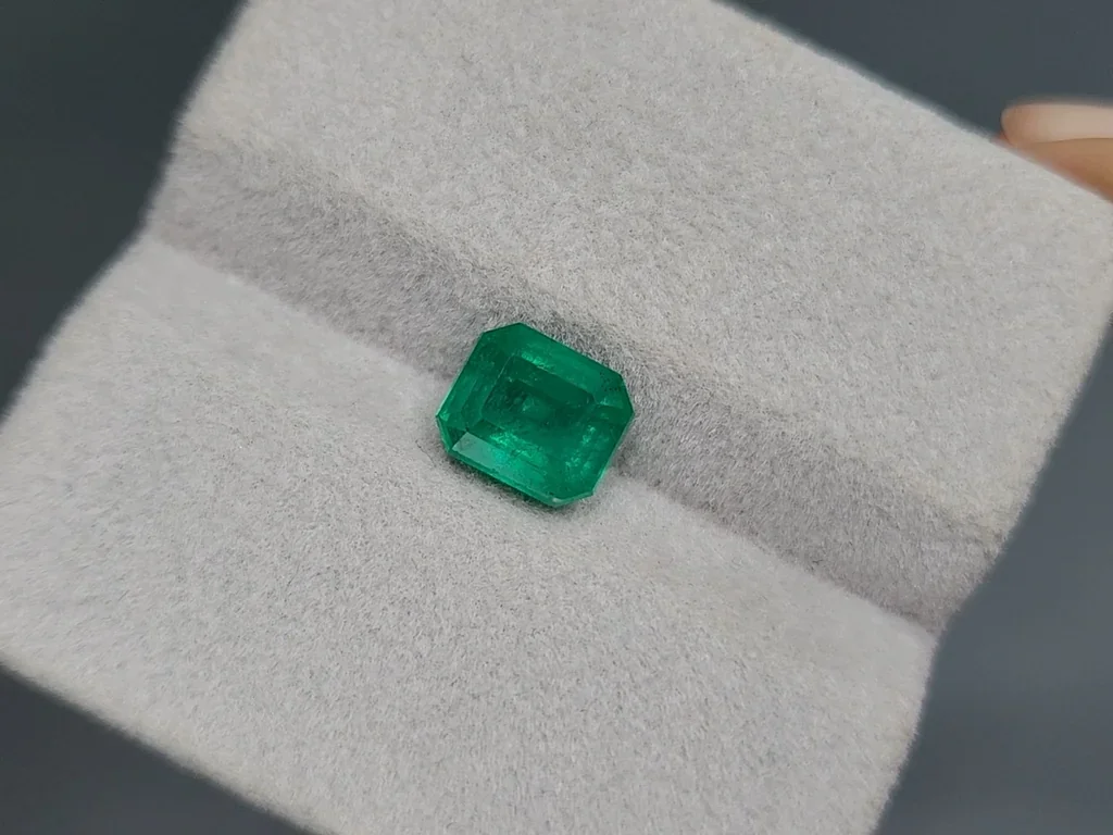 Emerald Intense Green octagon cut 2.29 carats, Colombia Image №4