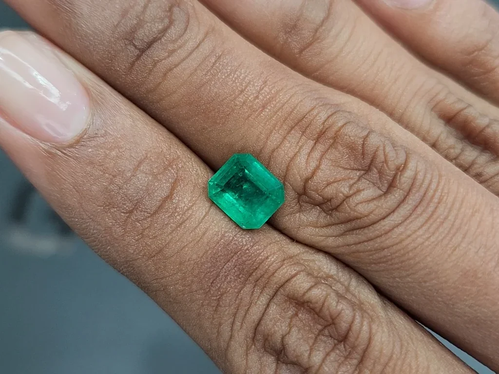 Emerald Intense Green octagon cut 2.29 carats, Colombia Image №2