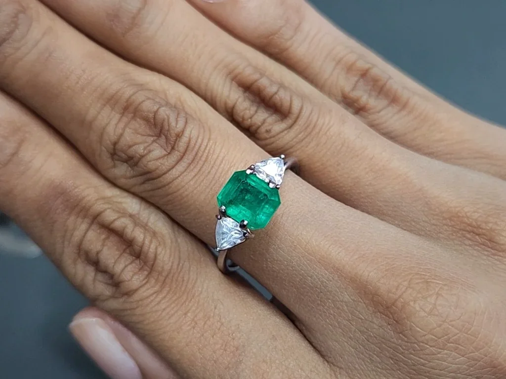 Emerald Intense Green octagon cut 2.29 carats, Colombia Image №5