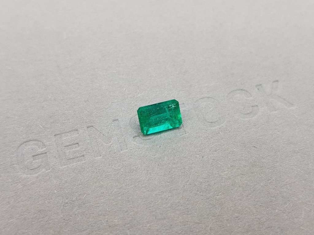 Colombian octagon emerald 0.97 ct, Vivid Green Image №2