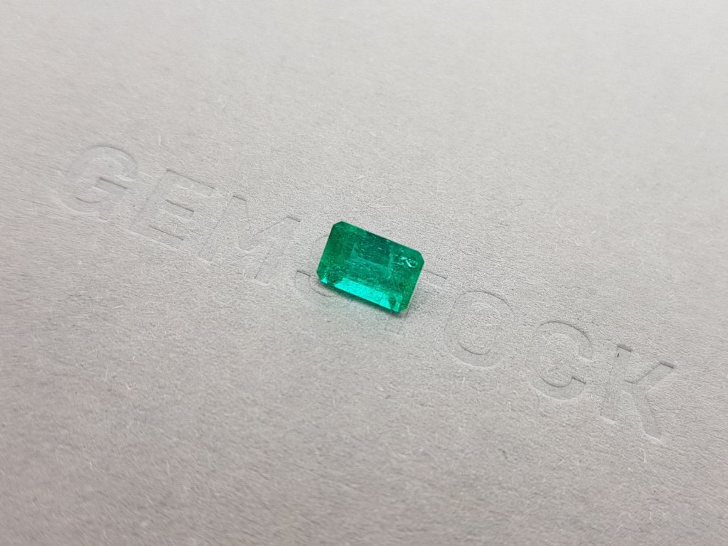 Colombian octagon emerald 0.97 ct, Vivid Green Image №3