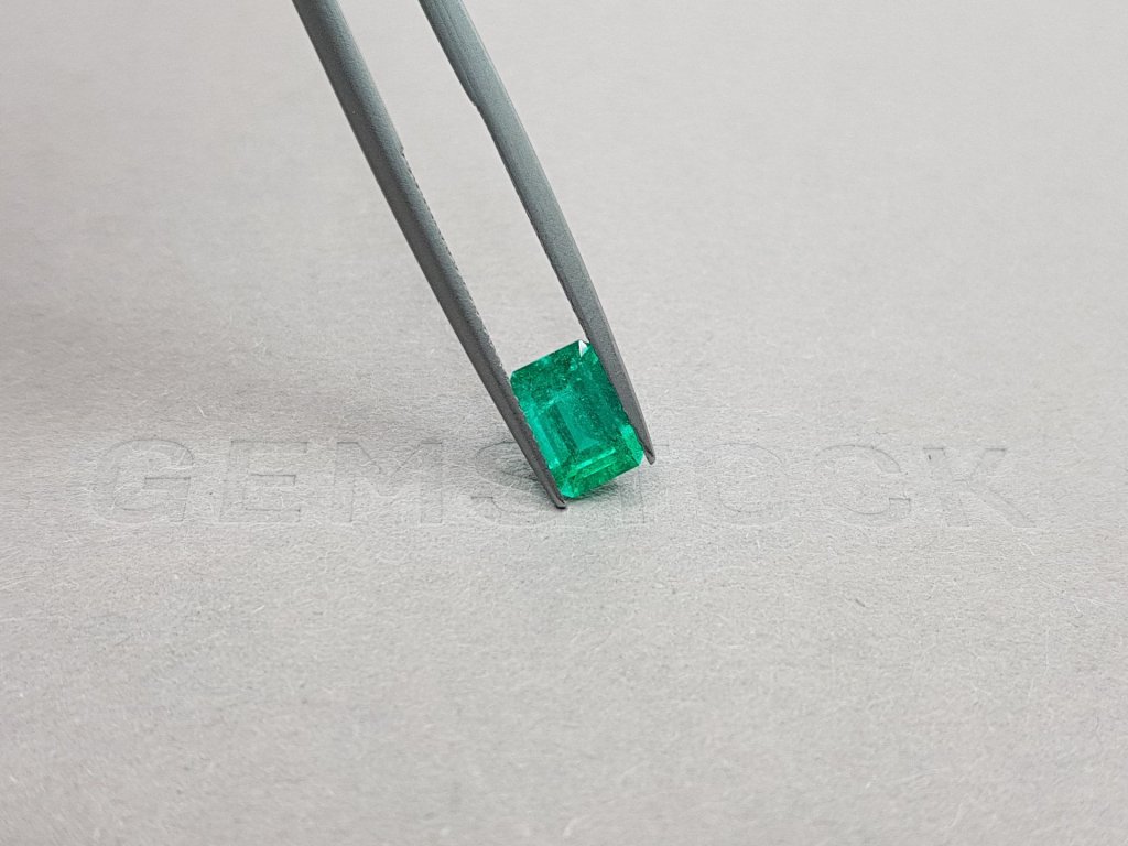 Colombian octagon emerald 0.97 ct, Vivid Green Image №4