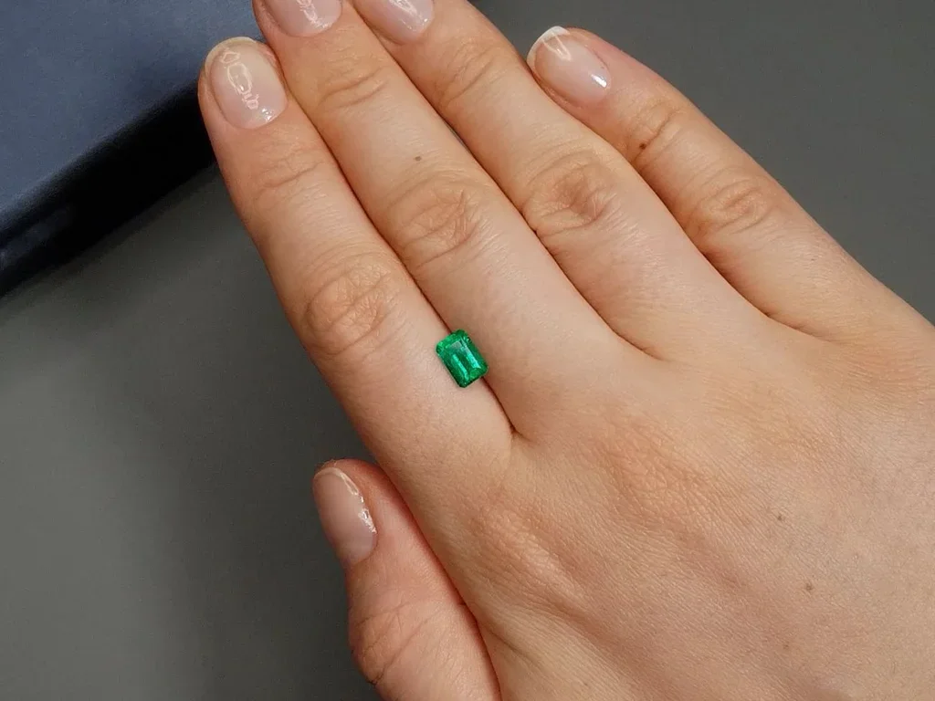 Colombian octagon emerald 0.97 ct, Vivid Green Image №2