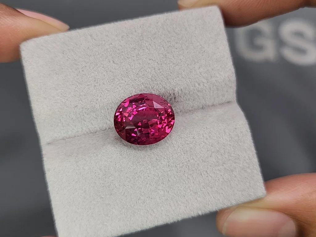 Vivid purple-pink Mahenge spinel in oval cut 7.05 carats, Tanzania  Image №4