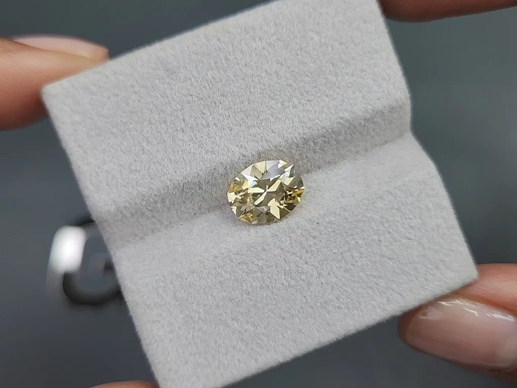 Unbeheizter pastellgelber saphir im ovalschliff 2,45 carats, Sri Lanka Image №4