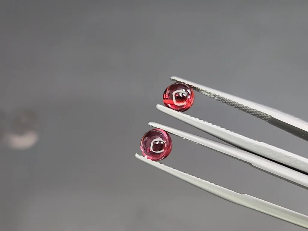 Pair of rhodolite garnets cabochon cut 2.70 carats, Madagascar Image №3