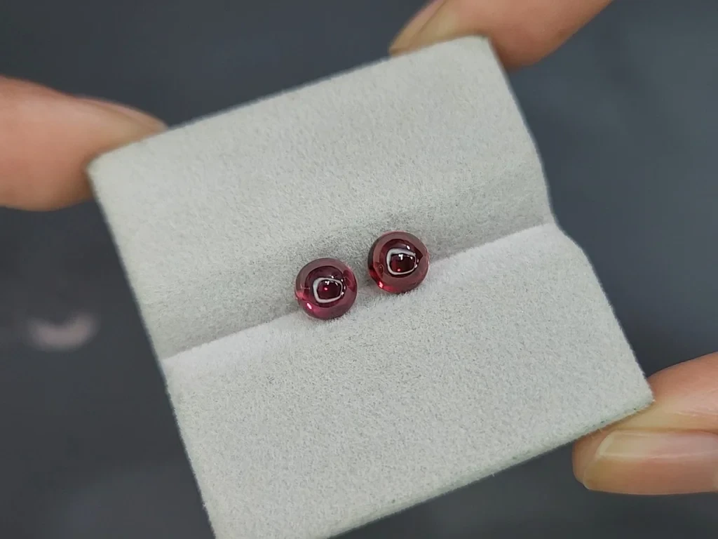 Pair of rhodolite garnets cabochon cut 2.70 carats, Madagascar Image №4