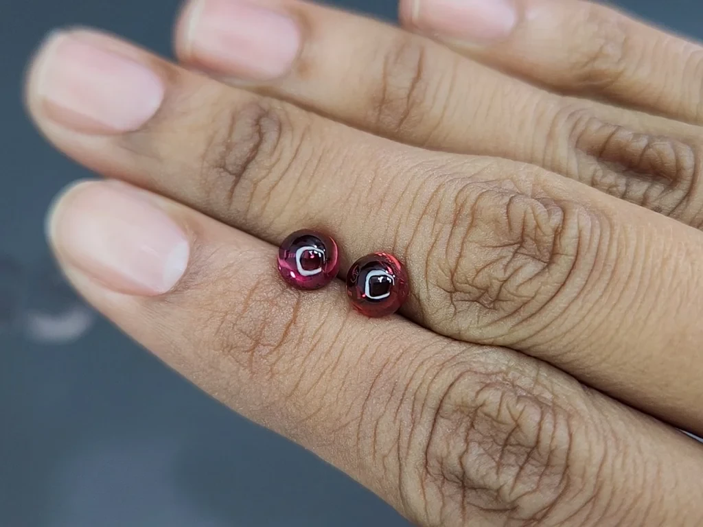 Pair of rhodolite garnets cabochon cut 2.70 carats, Madagascar Image №2