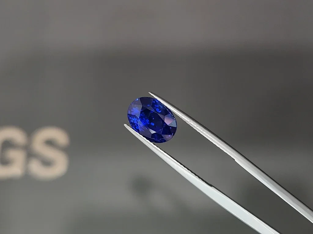 Lot #2. Royal Blue sapphire in oval cut  5.10 carats, Sri Lanka Image №3