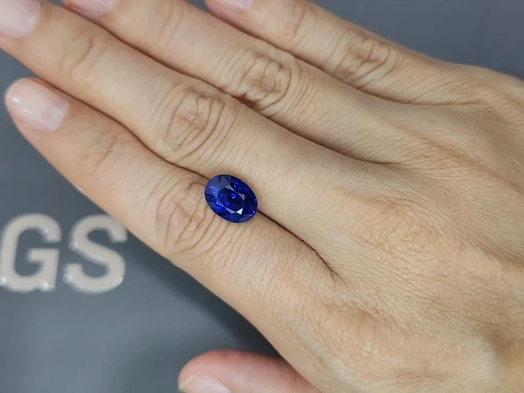 Lot #2. Royal Blue sapphire in oval cut  5.10 carats, Sri Lanka Image №2