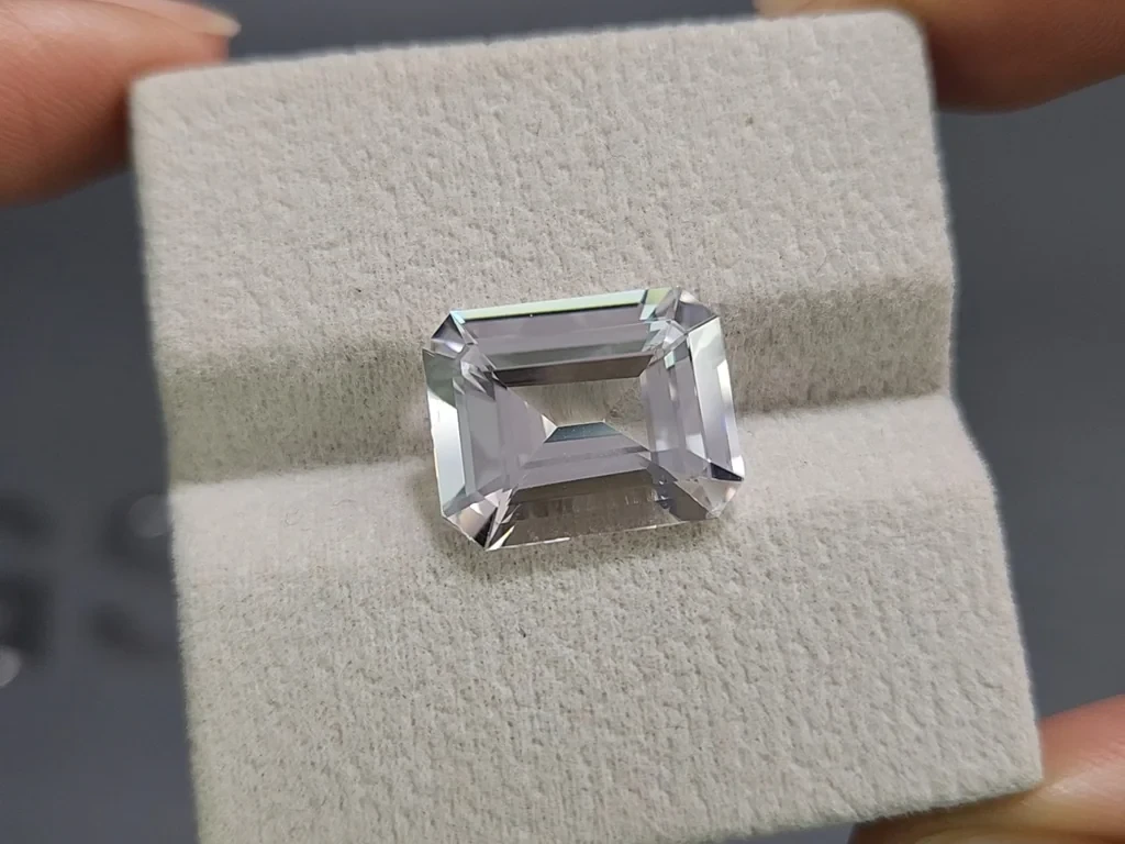 Kunzite light green octagon cut 9.03 carats, Pakistan Image №4