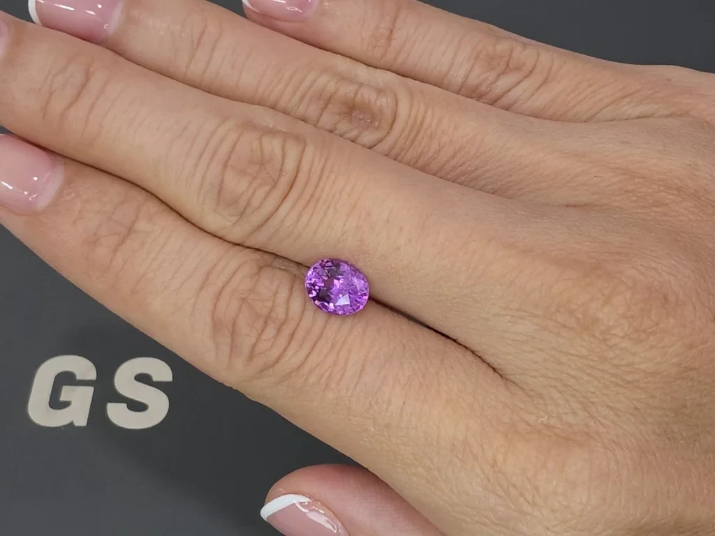 Unbehandelter violett-rosa saphir im ovalschliff 1,64 karat, Madagaskar Image №2
