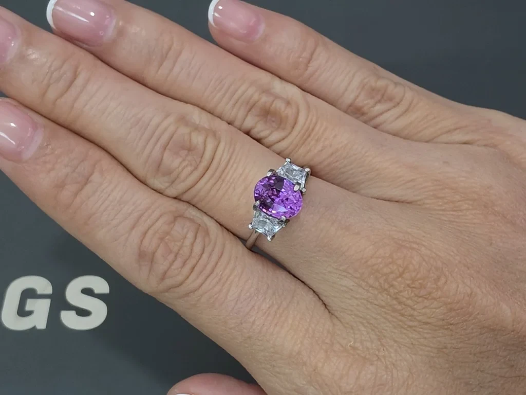Unbehandelter violett-rosa saphir im ovalschliff 1,64 karat, Madagaskar Image №5