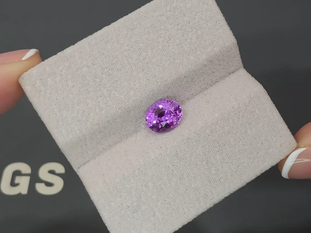 Unbehandelter violett-rosa saphir im ovalschliff 1,64 karat, Madagaskar Image №3