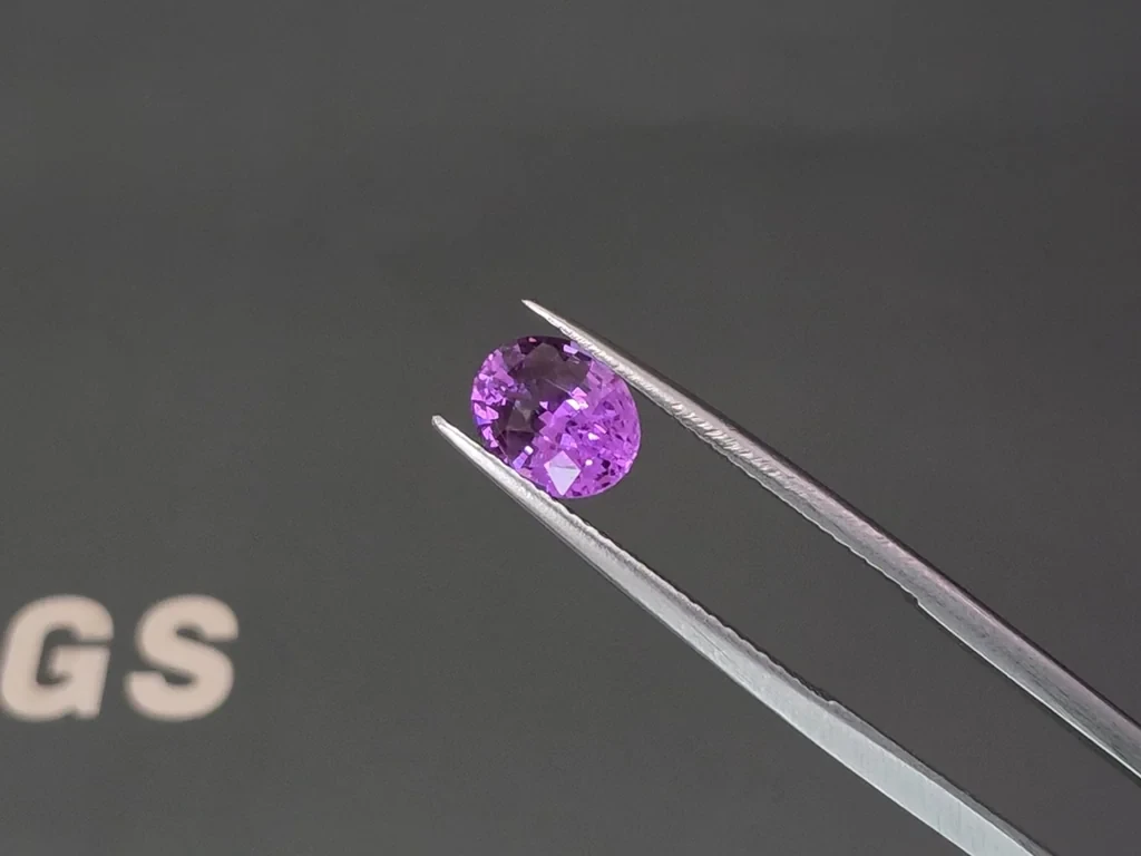 Unbehandelter violett-rosa saphir im ovalschliff 1,64 karat, Madagaskar Image №4