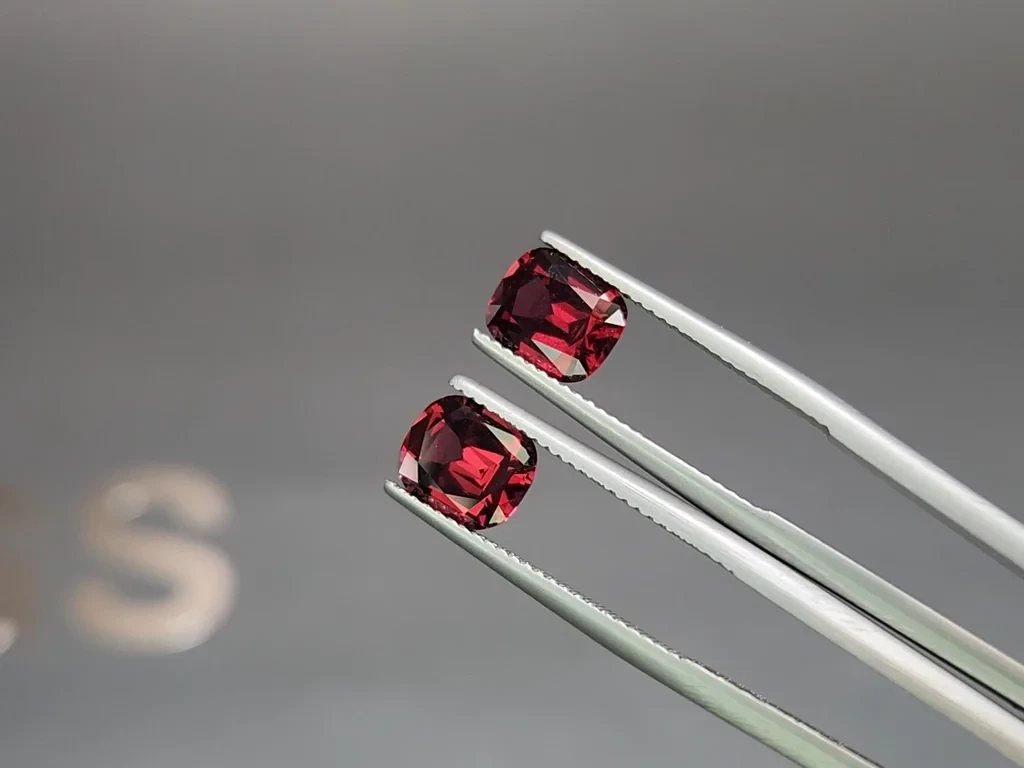 Pair of rhodolite garnets cushion cut 4.53 carats, Madagascar Image №3