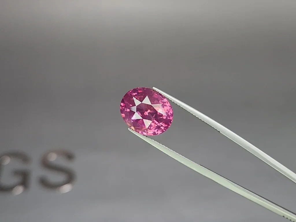 Spinelle de Mahenge taille ovale 10,24 carats, Tanzanie Image №3