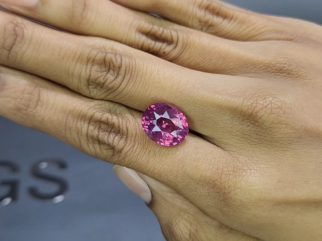 Spinelle de Mahenge taille ovale 10,24 carats, Tanzanie Image №2
