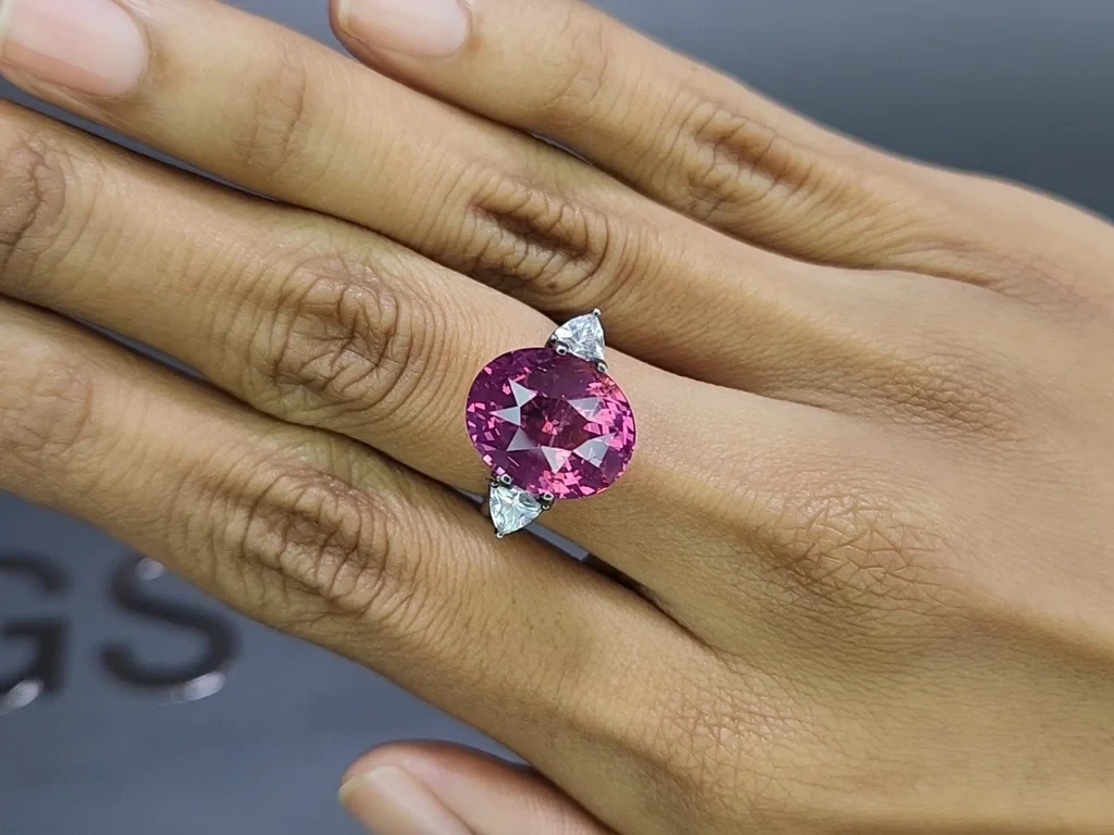 Spinelle de Mahenge taille ovale 10,24 carats, Tanzanie Image №5